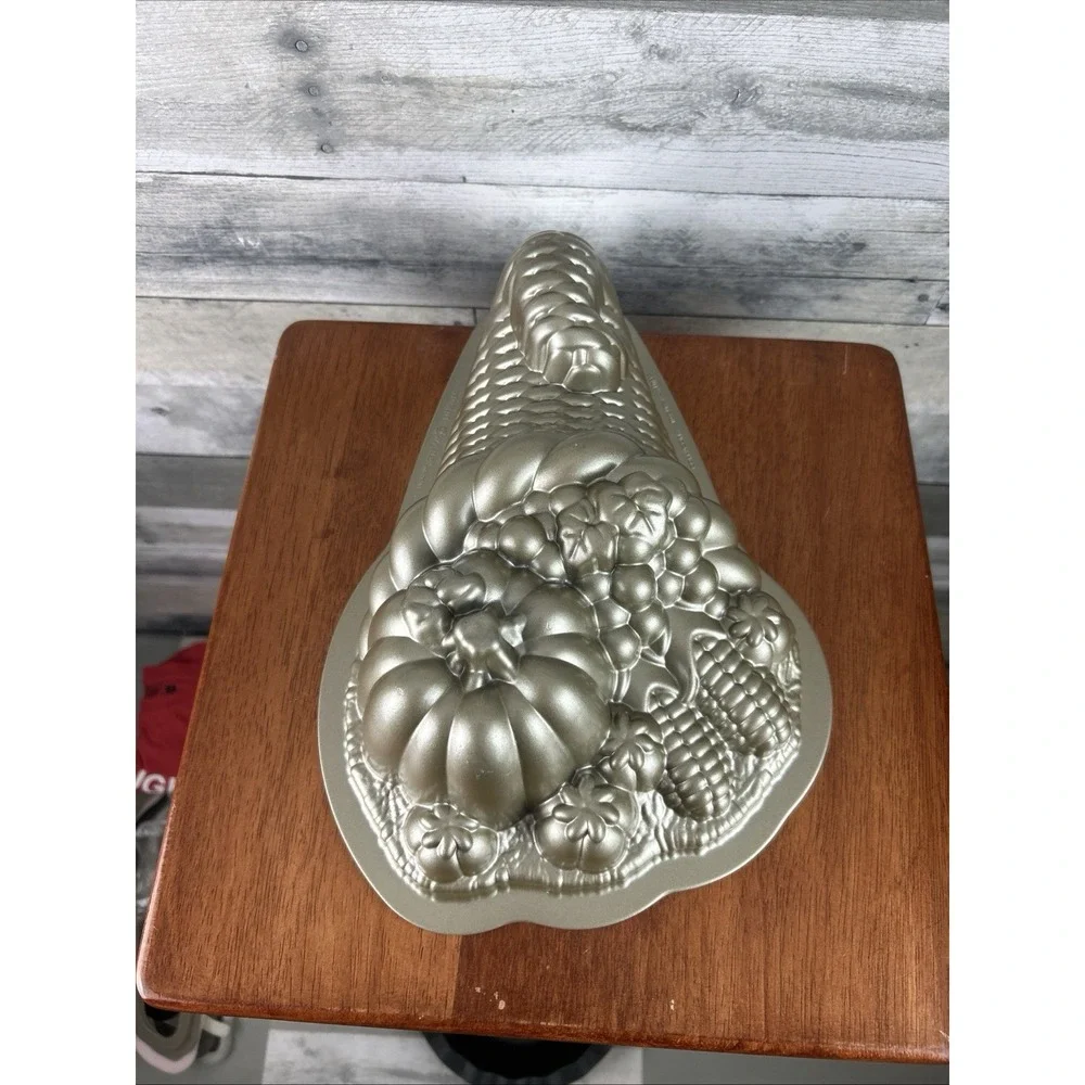 Cornucopia Cake Mold - 10 cups/2.4 Liters Unused - NORDIC WARE